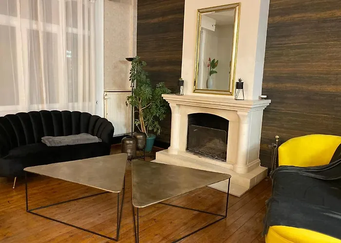 A La Villa Perroy Les Chambres Sont Spacieuses Et Les Petit-Dejeuners Offerts