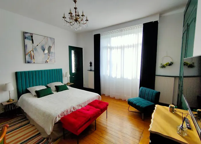 A La Villa Perroy Les Chambres Sont Spacieuses Et Les Petit-Dejeuners Offerts