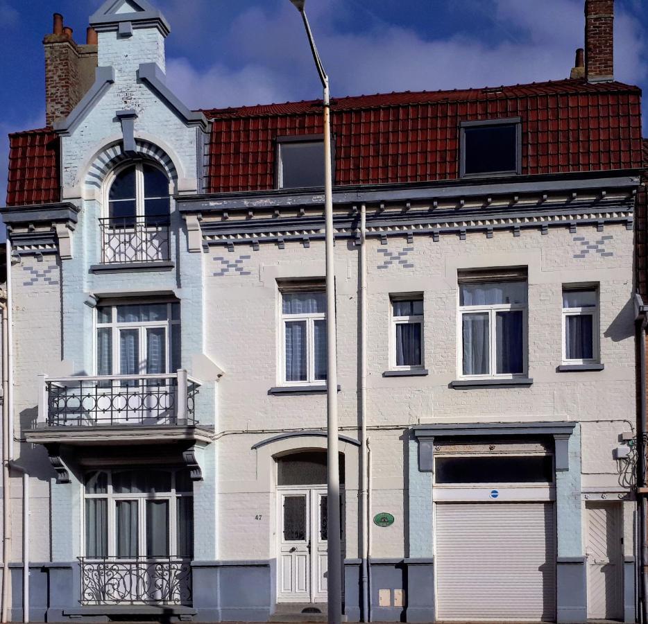 A La Perroy Les Sont Spacieuses Et Les Petit-dejeuners Offerts Bed & Breakfast *