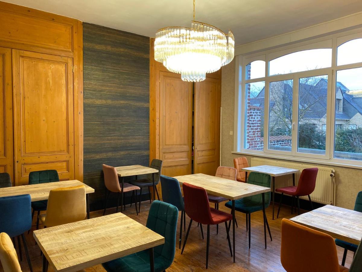 Couette-café A La Perroy Les Sont Spacieuses Et Les Petit-dejeuners Offerts *