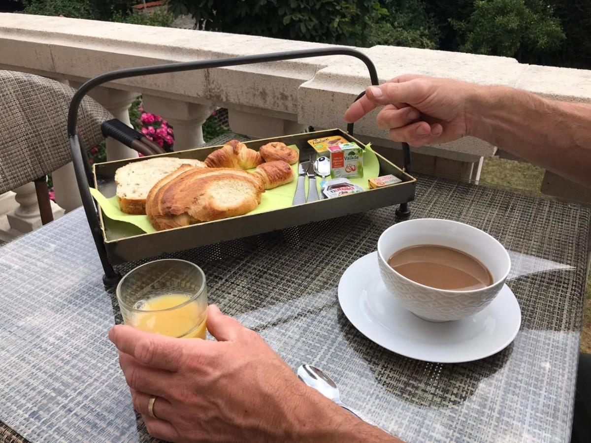 A La Perroy Les Sont Spacieuses Et Les Petit-dejeuners Offerts Couette-café Dunkirk