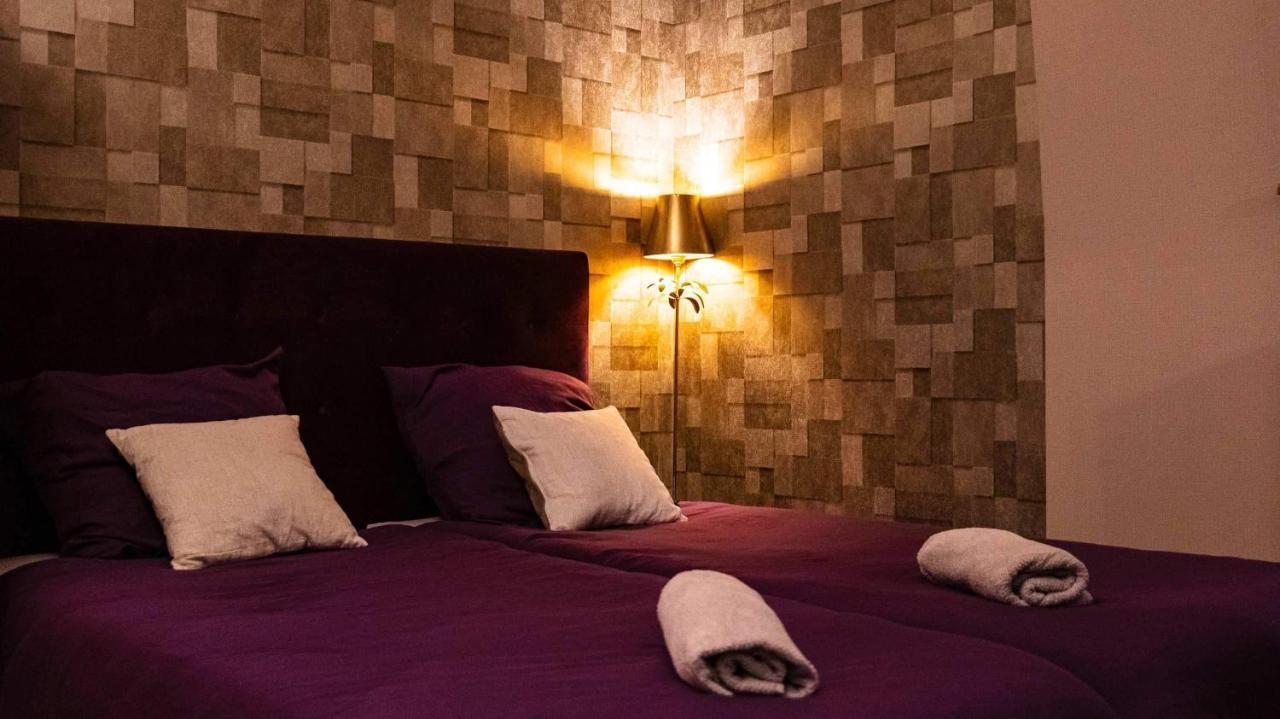 Couette-café A La Perroy Les Sont Spacieuses Et Les Petit-dejeuners Offerts