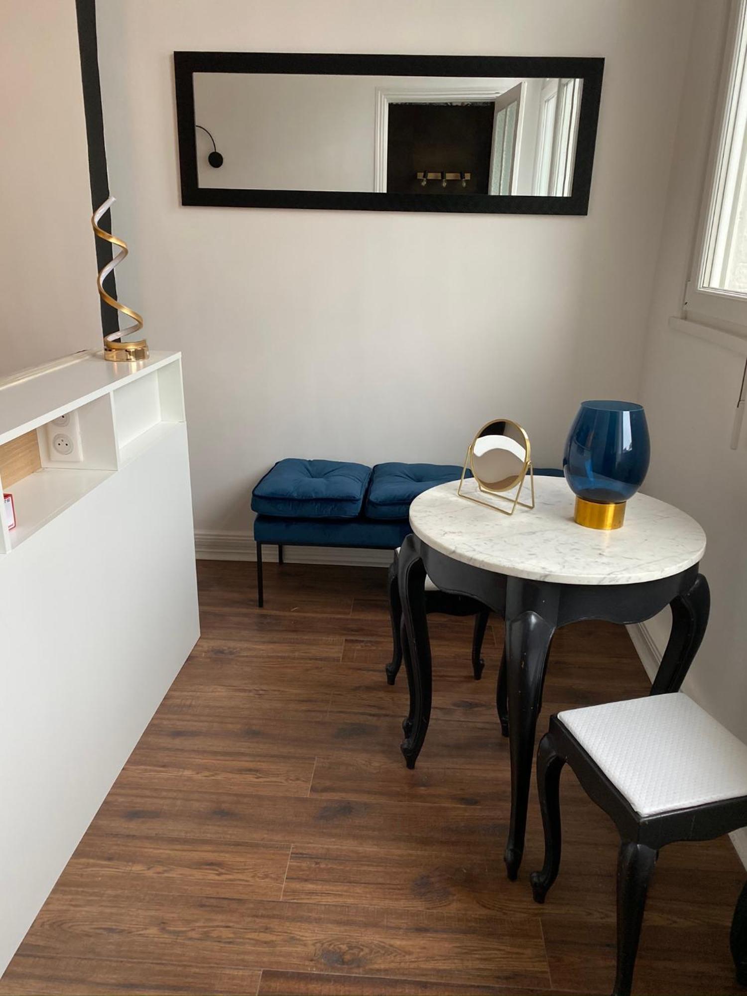 A La Perroy Les Sont Spacieuses Et Les Petit-dejeuners Offerts Couette-café *